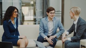 Pertemuan bisnis di kantor modern, ilustrasi karier sebagai agen asuransi