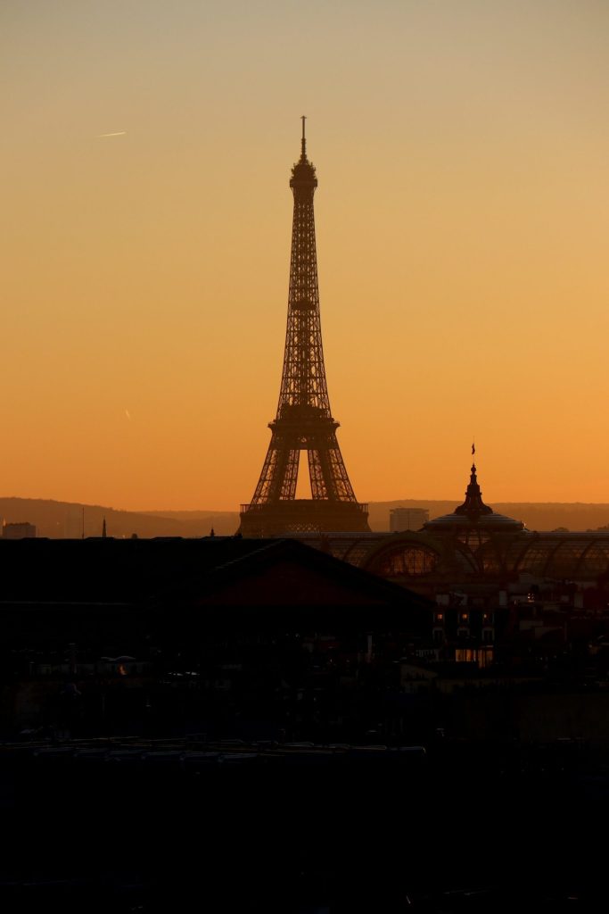 Menara Eiffel di Paris saat senja