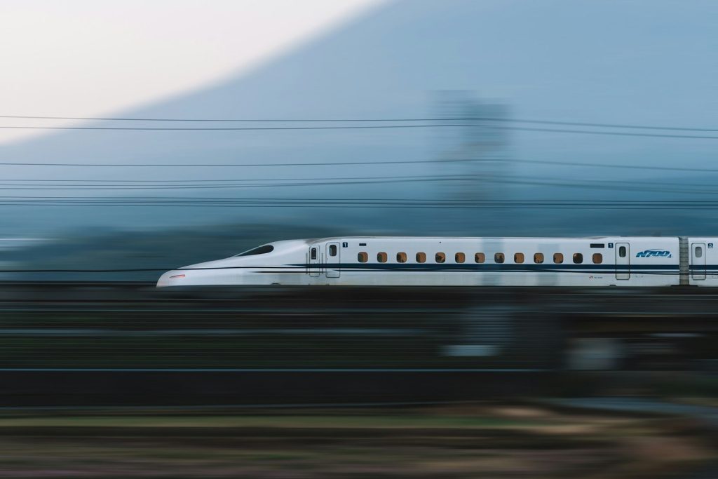Kereta cepat melaju melewati pegunungan di Jepang